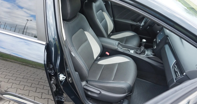 Toyota Avensis cena 65500 przebieg: 120000, rok produkcji 2015 z Płock małe 232